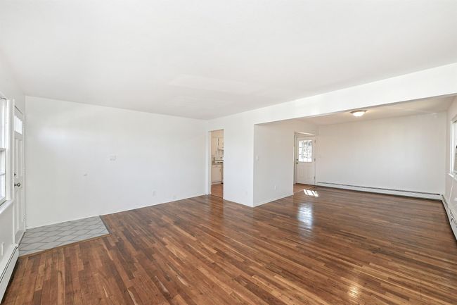 APT-1 - 8 Harbor Hill Rd, Home with 3 bedrooms, 2 bathrooms and null parking in Glen Cove NY | Image 4
