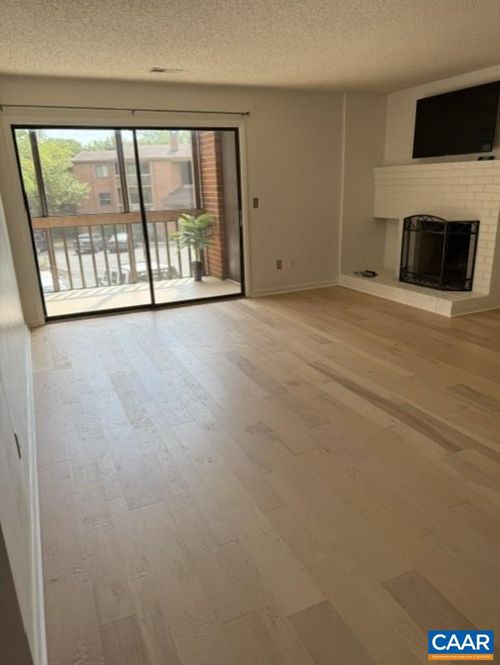8-140 Green Turtle Ln, CHARLOTTESVILLE, VA, 22901-2381 | Card Image