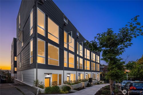 627 13th Ave E, Seattle, WA, 98102-5117 | Card Image