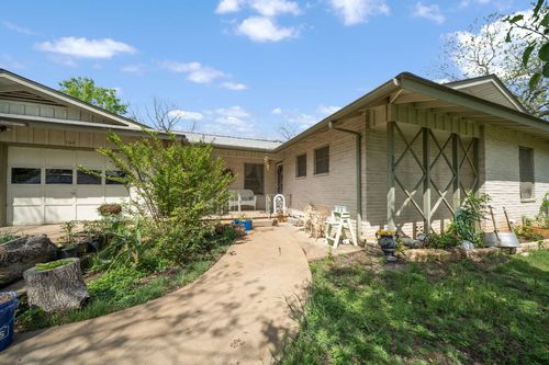 704 6th St, Blanco, TX, 78606-5446 | Card Image