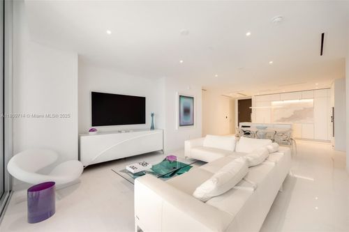 5205w-300 Biscayne Boulevard Way, Miami, FL, 33131-4054 | Card Image