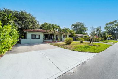 717 Ne 162nd St, House other with 3 bedrooms, 3 bathrooms and null parking in Miami FL | Image 2