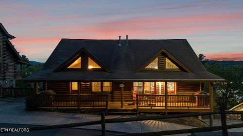 427 Big Bear Way, Pigeon Forge, TN, 37863-6232 | Card Image