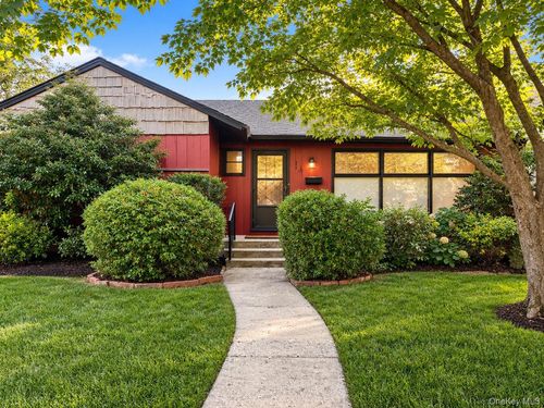 428 Leslie Ln, Uniondale, NY, 11553-2065 | Card Image