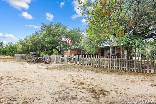 596 Oakridge Ln, Pipe Creek, TX, 78063-2276 | Card Image