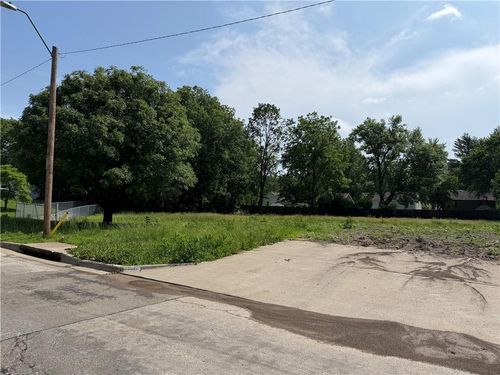 8117 Jarboe St, Kansas City, MO, 64114-2111 | Card Image