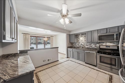 216 Country Club Dr, Prospect Heights, IL, 60070-2566 | Card Image