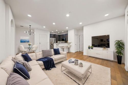 320-3957 S 30th St, San Diego, CA, 92113-1353 | Card Image