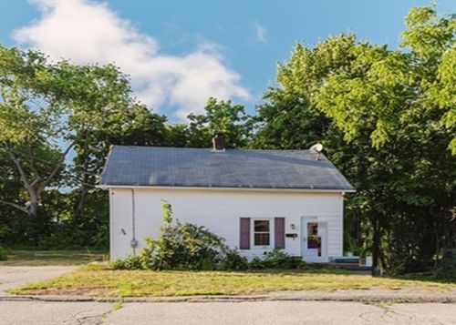 15 Hope Ct, West Warwick, RI, 02893-5916 | Card Image