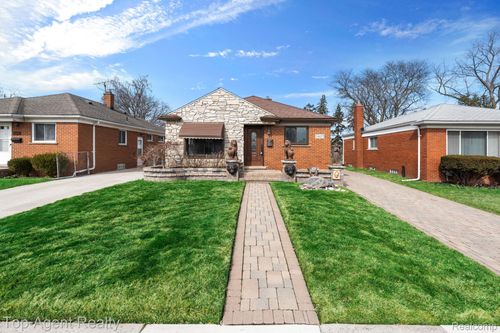 18027 Curtain Ave, Eastpointe, MI, 48021-2601 | Card Image