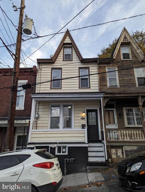 327 W Race St, POTTSVILLE, PA, 17901-2415 | Card Image