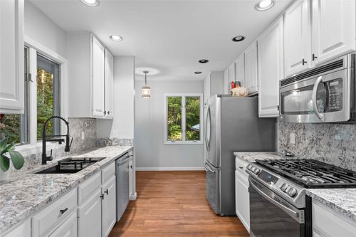 18 Horsepasture River Ct, Sapphire, NC, 28774-9554 | Card Image