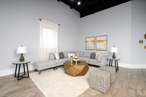 e-32686 Woodward Ave, Royal Oak, MI, 48073-0951 | Card Image