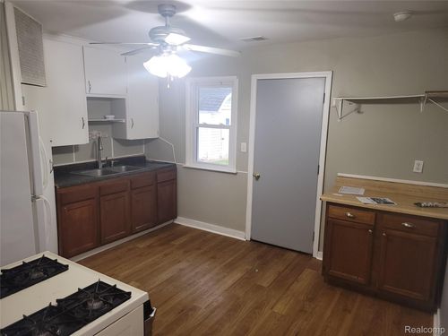 213 Broadway Blvd, Battle Creek, MI, 49037-1420 | Card Image