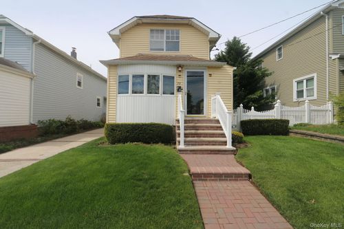 70 Mckee St, Floral Park, NY, 11001-1618 | Card Image