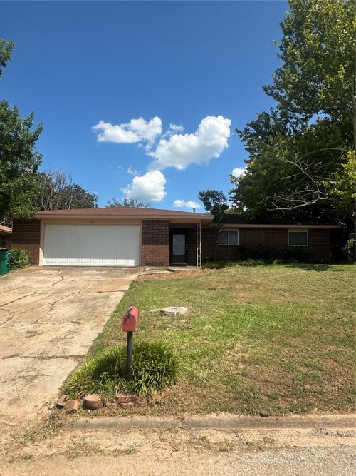 1507 N Matthews St, Bowie, TX, 76230-2510 | Card Image