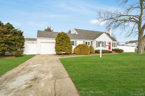 53 Canterbury Ln, Babylon, NY, 11703-5201 | Card Image