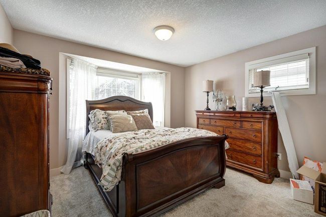 2404 Broadview Road Nw, Home with 4 bedrooms, 3 bathrooms and 2 parking in Calgary AB | Image 10