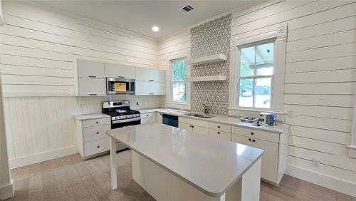 917 W 6th St, Taylor, TX, 76574-2728 | Card Image