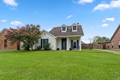 18665 Garden Oaks Dr, House other with 3 bedrooms, 2 bathrooms and null parking in Baton Rouge LA | Image 1