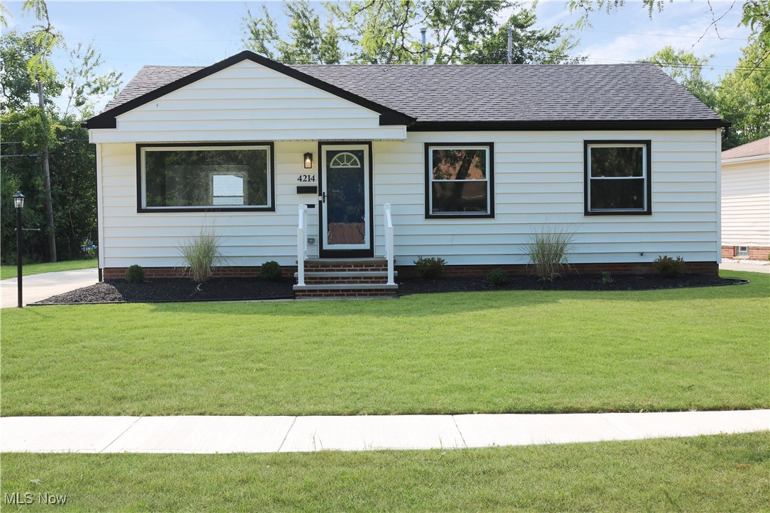 Larkspur Ln, Cleveland, OH 44128