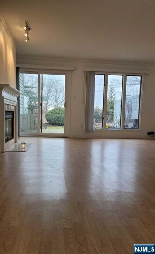 40 Meadowview Ct, Leonia, NJ, 07605-2043 | Card Image