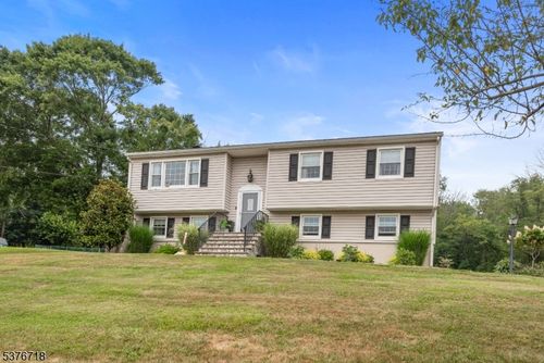 11 Meadow Ln, Hackettstown, NJ, 07840-4115 | Card Image