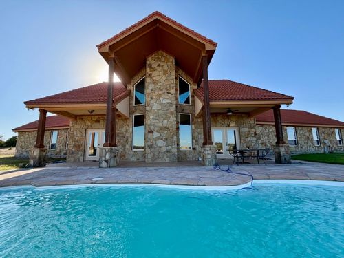 8256 S Us Highway 183, Briggs, TX, 78608-1042 | Card Image