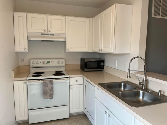 725 Lazelle Rd, Condo with 1 bedrooms, 2 bathrooms and null parking in Westerville OH | Image 11