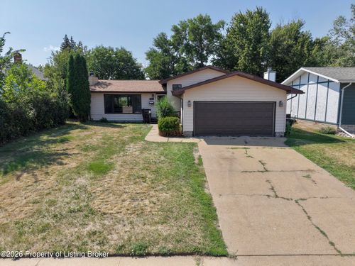 911 2nd Avenue W, Dickinson, ND, 58601 | Card Image