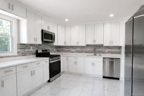 418 Garden St, West Islip, NY, 11795-2424 | Card Image