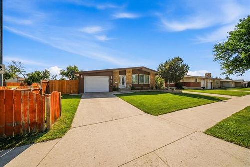 2 Leamen Cres, Winnipeg, MB, R2P0N8 | Card Image