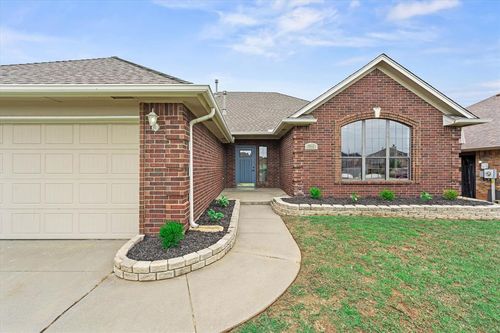 725 Ne 20th St, Moore, OK, 73160-5649 | Card Image