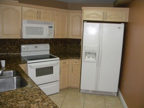 8-10249 Nw 9th Street Cir, Miami, FL, 33172-6639 | Card Image