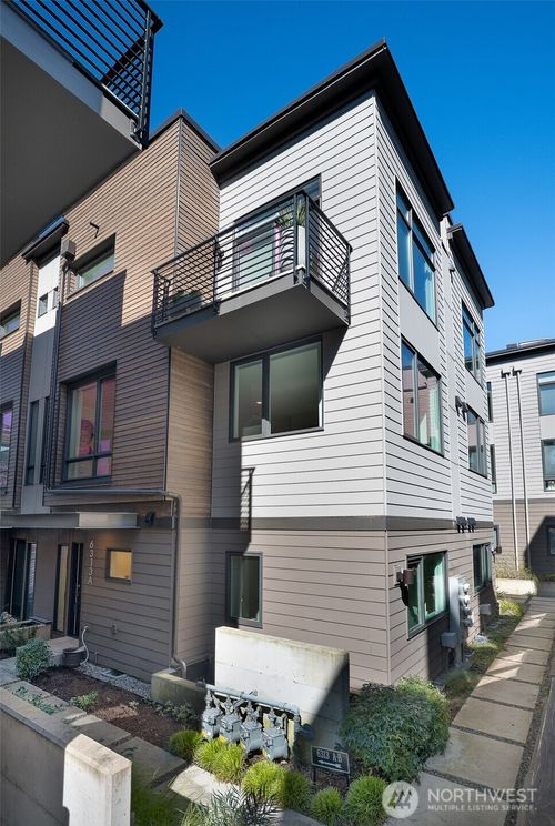 a-6313 9th Ave Ne, Seattle, WA, 98115-5826 | Card Image