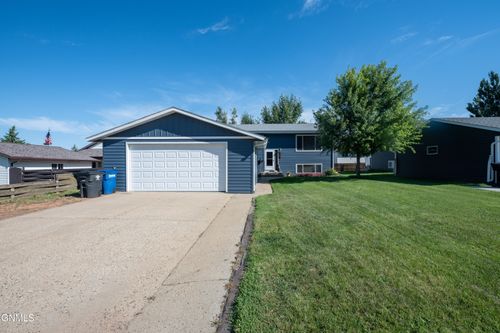 978 24th St W, Dickinson, ND, 58601-2737 | Card Image