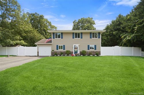 4 Acorn St, Lake Ronkonkoma, NY, 11779-4402 | Card Image