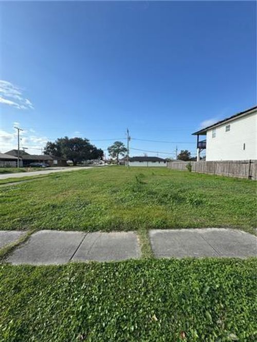 700 Cougar Dr, Arabi, LA, 70032-2162 | Card Image