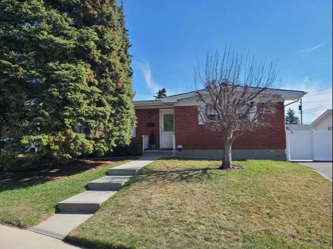 10404 8 Street Sw, Home with 3 bedrooms, 2 bathrooms and 6 parking in Calgary AB | Image 1