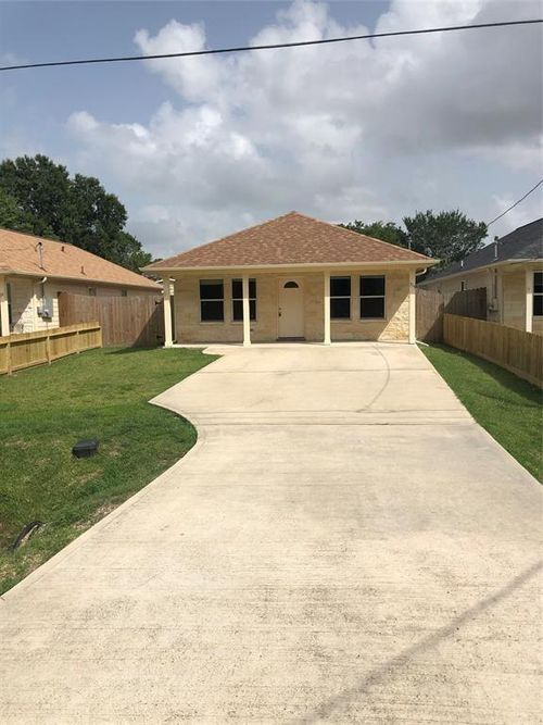 319 Kansas St, Bacliff, TX, 77518-1385 | Card Image