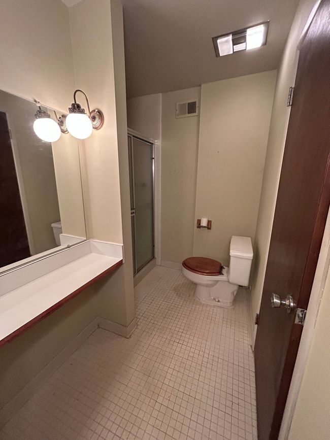 APT-21 - 8127 Colony Dr, Condo with 2 bedrooms, 2 bathrooms and null parking in Grosse Ile MI | Image 9