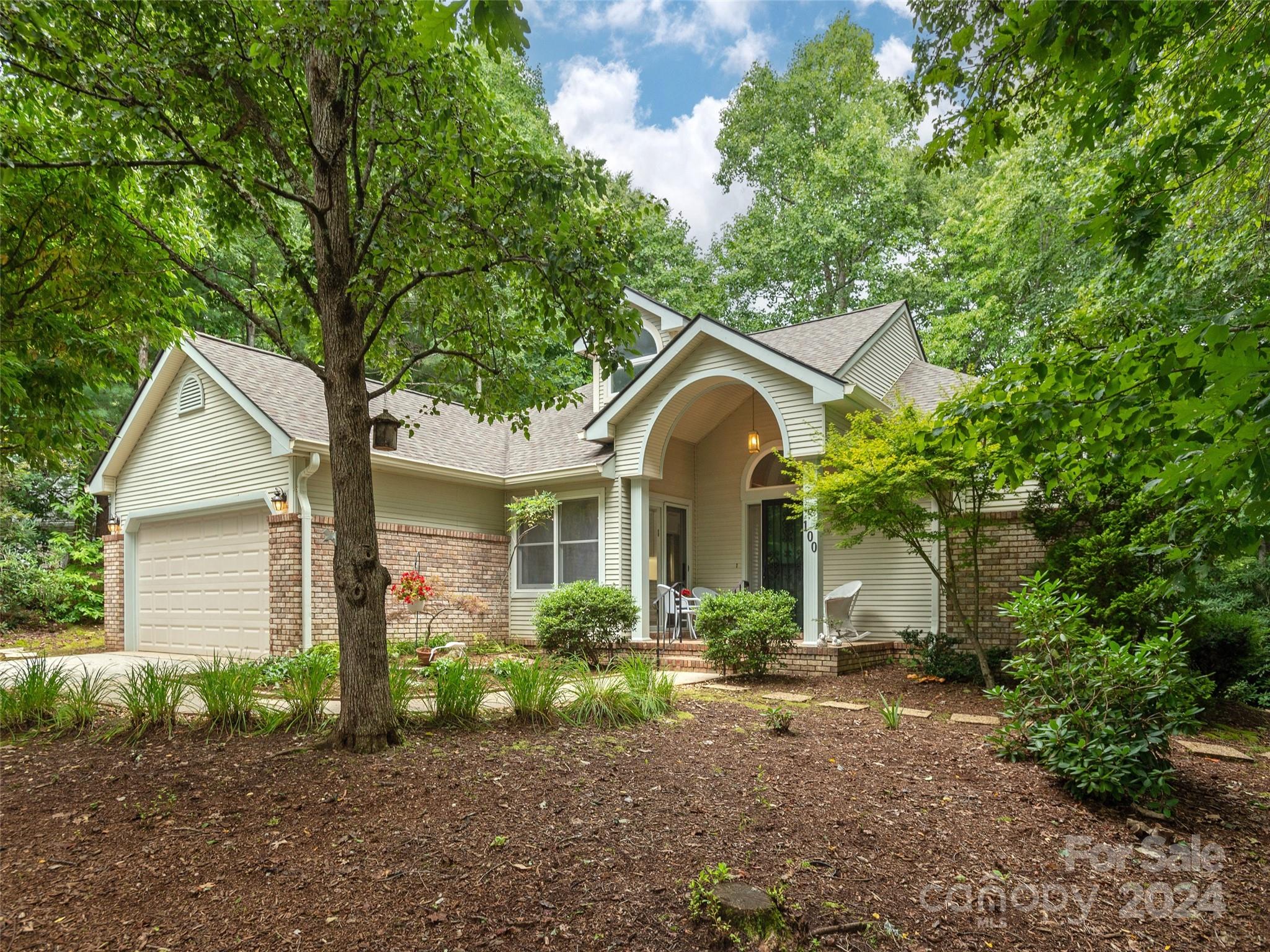 Tartana Cir, Hendersonville, NC 28791