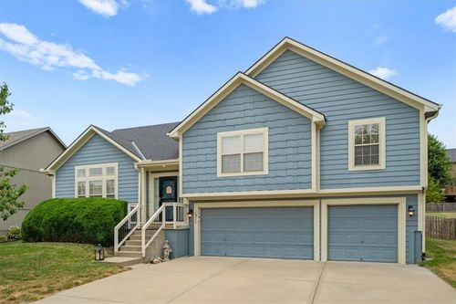1511 Honeysuckle Dr, Liberty, MO, 64068-7777 | Card Image