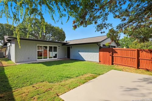 121 Andorra Dr, Universal City, TX, 78148-3301 | Card Image