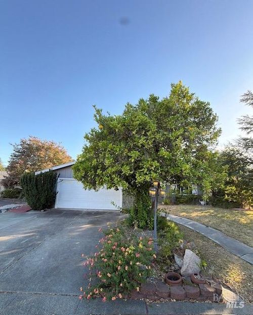 114 Rainier Cir, Vacaville, CA, 95687-3310 | Card Image