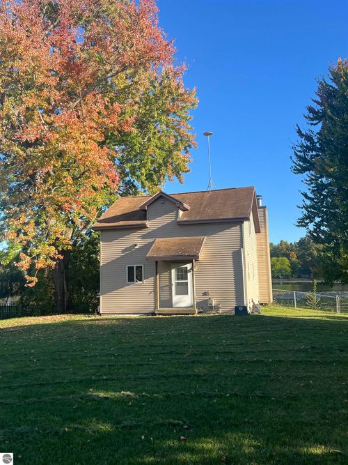 10653 Maple Dr, Riverdale, MI, 48877-8753 | Card Image