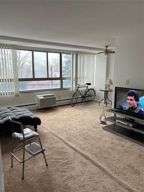 apt-323-8900 Jefferson Ave, Detroit, MI, 48214-2958 | Card Image