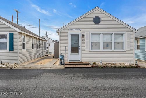 19 9th Ln, Seaside Park, NJ, 08752-2216 | Card Image