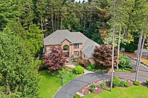 5523 Hidden Pines Dr, Brighton, MI, 48116-7788 | Card Image