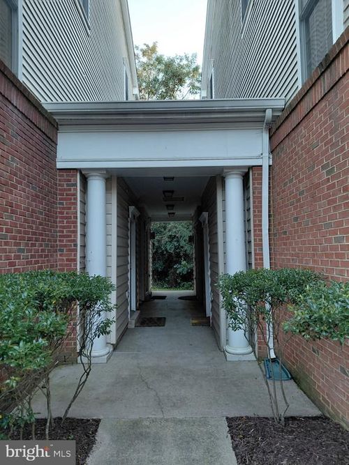 3553 Huntley Manor Ln, ALEXANDRIA, VA, 22306-5111 | Card Image